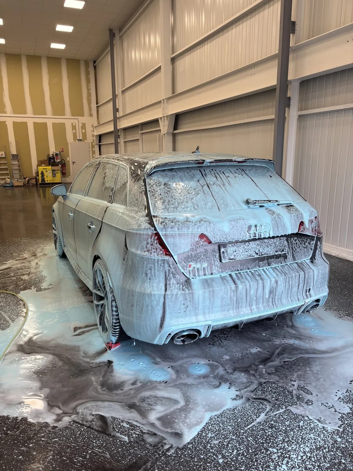 Audi RS3 recouverte de mousse active - detailing en cours