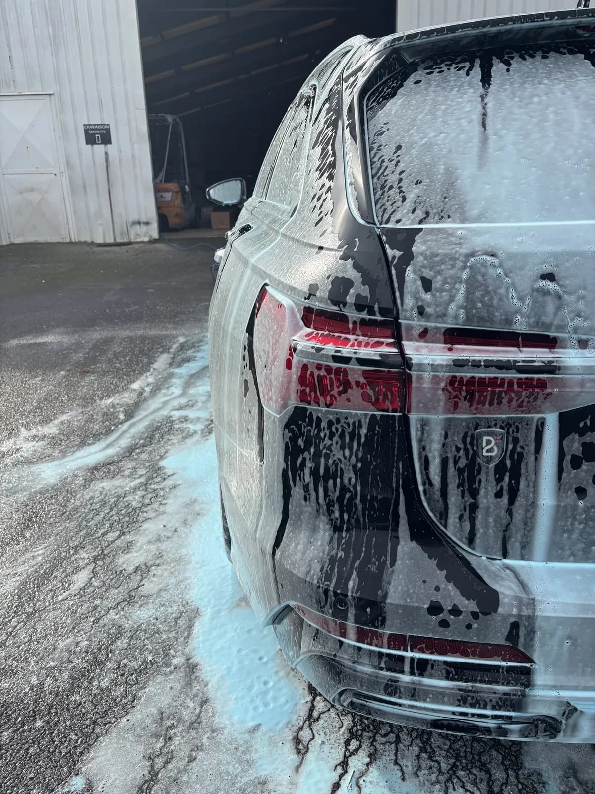 Nettoyage extérieur mousse active sur SUV