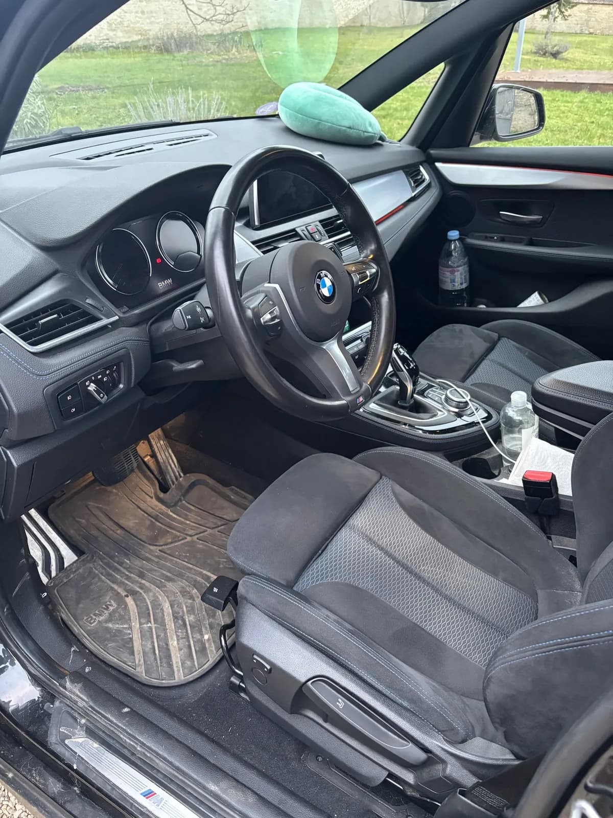 Intérieur BMW Série 2 avant nettoyage complet